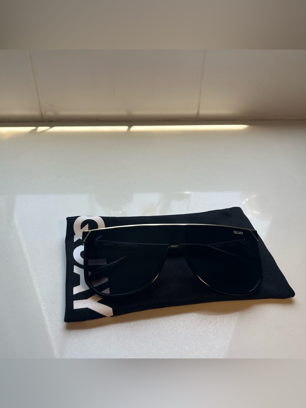 QUAY Headliner Sunglasses - Black Frame / Smoke Lens - NWT - Picture 6 of 7